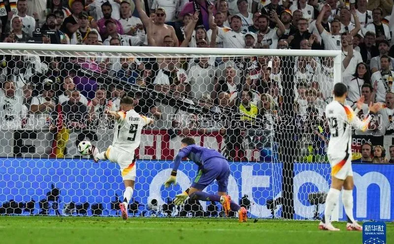 天富注册平台网易揭秘足球界神秘人物：足球运动员上帝之子身份曝光！